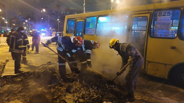 Ukrayna’da Sıcak Su Borusu Patladı, Asfalt Çöktü