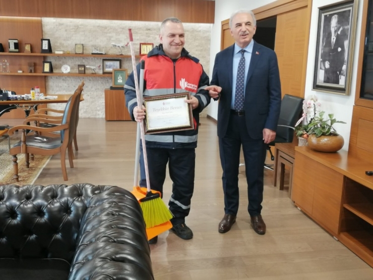 Köpeği Kurulayan Temizlik İşçisinin Geçmişinden Dram Çıktı