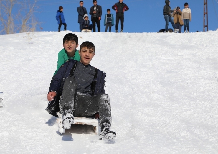 Tatili Fırsat Bilen Çocukların Kızak Keyfi