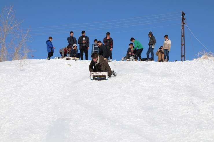 Tatili Fırsat Bilen Çocukların Kızak Keyfi