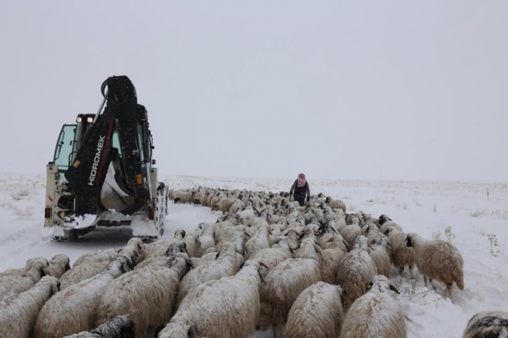 Gürpınar’da Karla Mücadele Çalışması