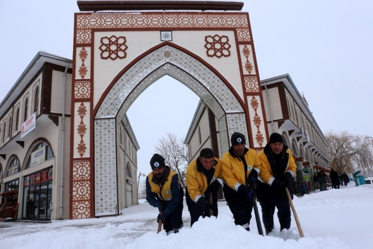 Gürpınar’da Karla Mücadele Çalışması