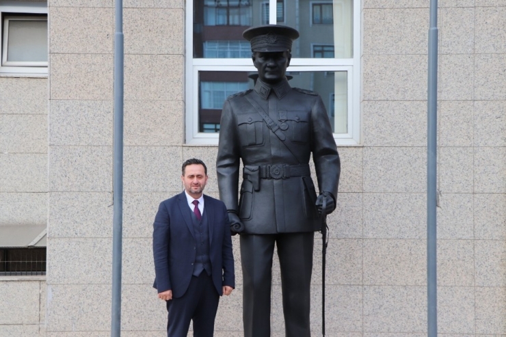 Akçakoca Belediyesi Önüne Atatürk Heykeli Dikildi