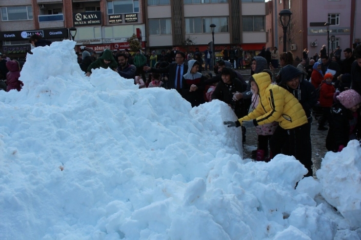 Kar Yığınını Gören Çocuklar Sevinçten Çığlık Attı