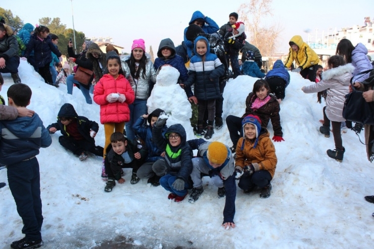 Kar Yığınını Gören Çocuklar Sevinçten Çığlık Attı