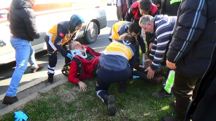 Otomobil Yayalara Böyle Çarptı