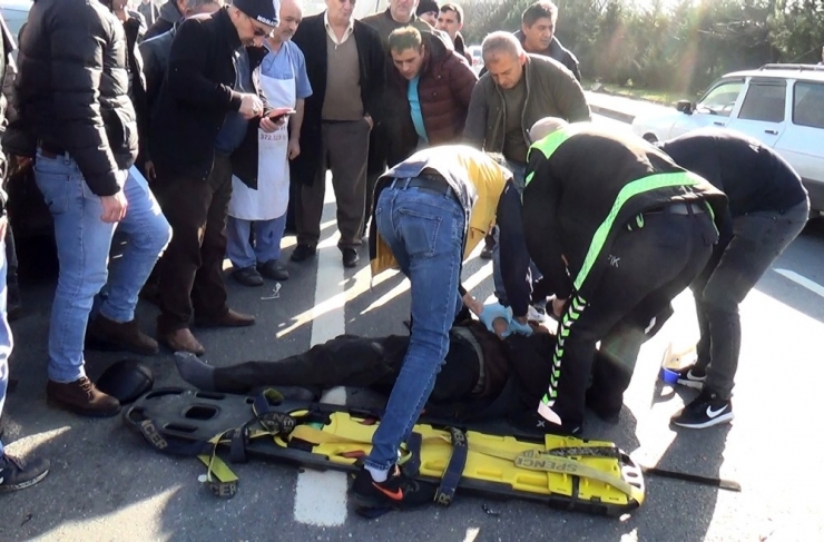 Otomobil Yayalara Böyle Çarptı