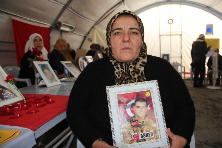 Hdp Önündeki Ailelerin Evlat Nöbeti 135’inci Gününde