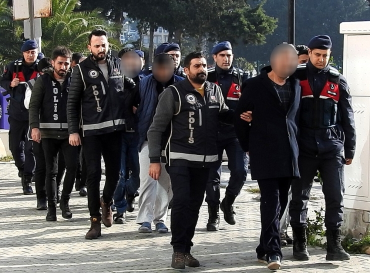 8 Göçmen Çocuk Kapalı Bölümden Çıkamayarak Boğulmuş