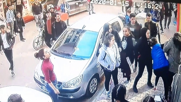 Genç Kızı Sokak Ortasında Öldüresiye Dövdüler