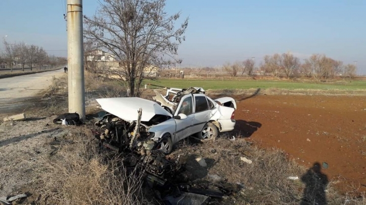 Otomobil Direğe Çarptı, 1 Ağır Yaralı