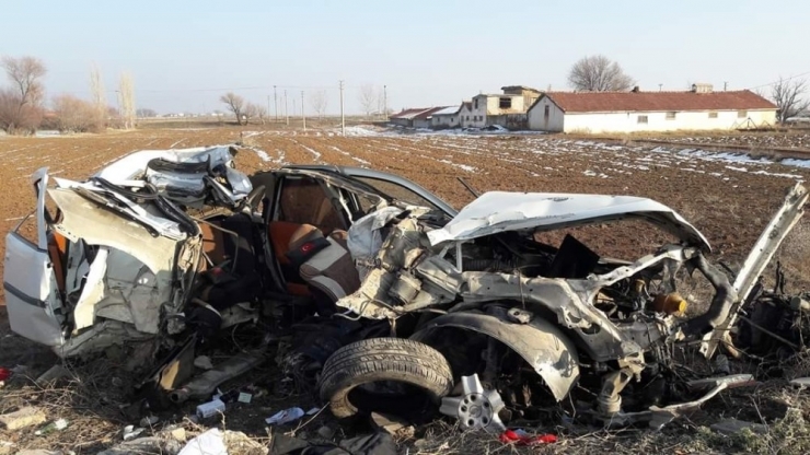 Otomobil Direğe Çarptı, 1 Ağır Yaralı