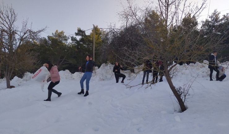 Çocukların Kar Keyfi