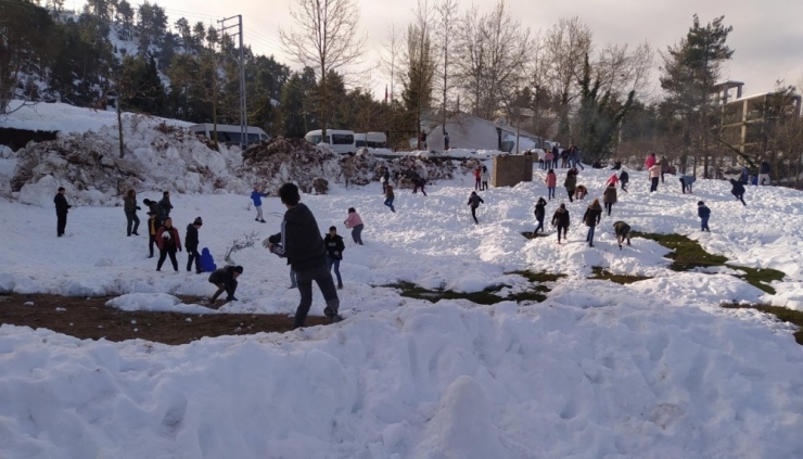 Çocukların Kar Keyfi