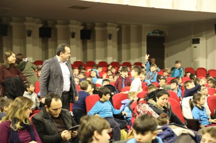 Akhisar Belediyesi Çocukları Tiyatro İle Buluşturuyor