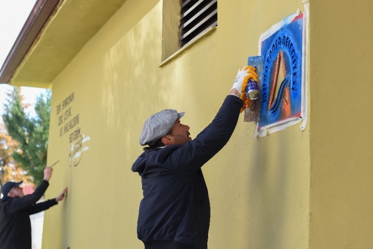 Nazım Hikmet Dizelerini Trafoya Çizdiler