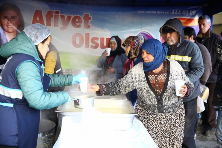 Soğuktan Üşüyenler Büyükşehrin Çorbasıyla Isınıyor