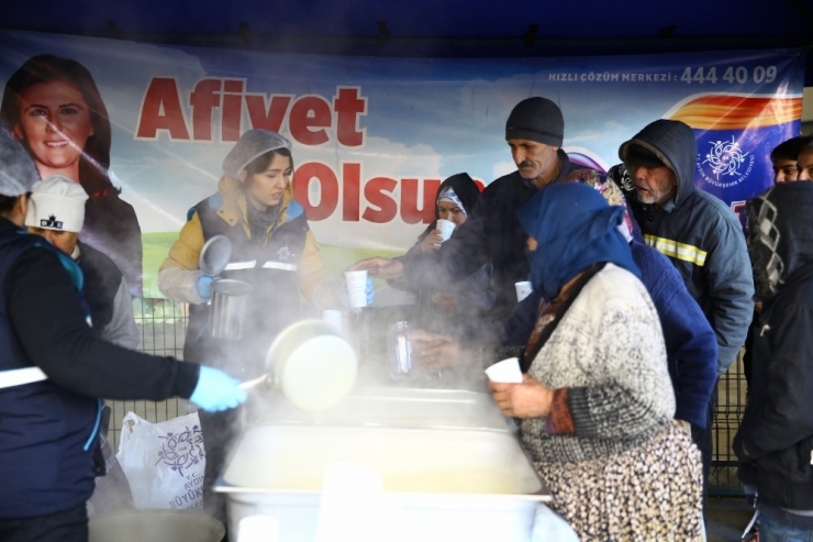Soğuktan Üşüyenler Büyükşehrin Çorbasıyla Isınıyor
