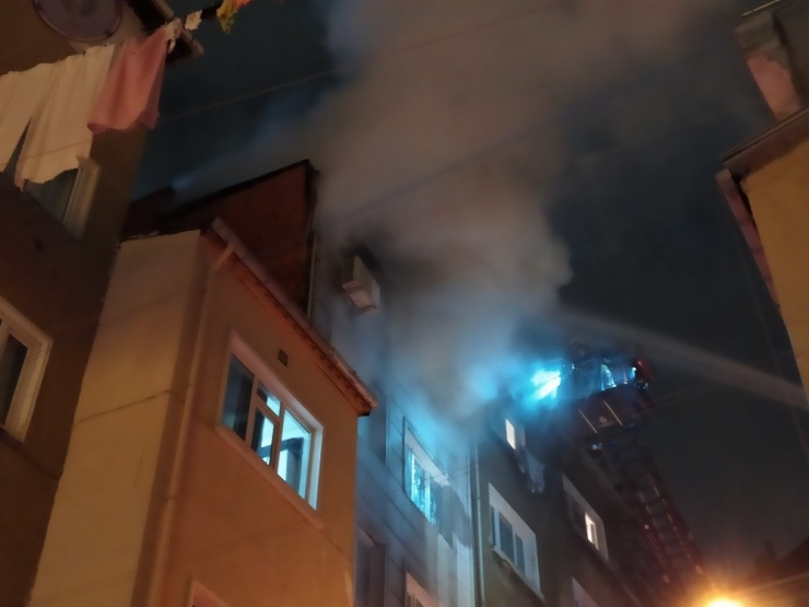 Beyoğlu’nda 5 Katlı Bina Alev Alev Yandı