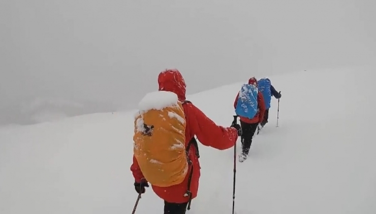 Yoğun Kar Ve Sisli Havada 18 Kilometre Yürüdüler