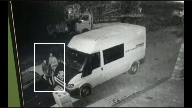 İş Yerinin Önündeki Minibüsü Böyle Soydular