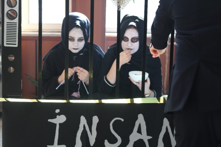 Teknoloji Bağımlılığına Dikkat Çekmek İçin Cansız Manken Oldular