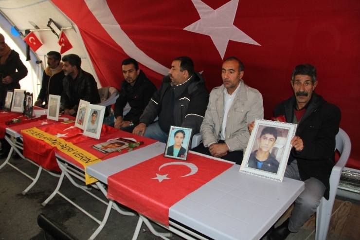 Hdp Önündeki Ailelerin Evlat Nöbeti 135’inci Gününde