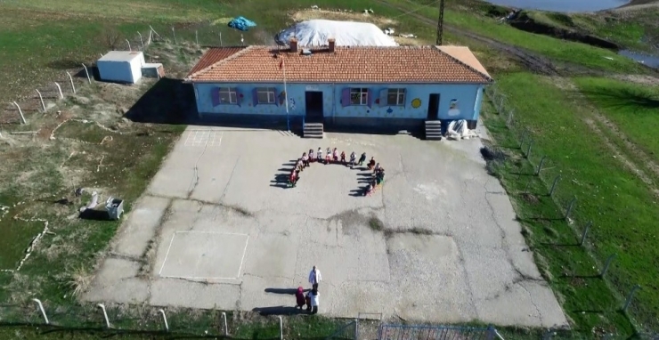 Öğretmenlerin Mesajını Dikkate Aldı, 57 Okula 1 Buçuk Ton Tatlı Dağıttı