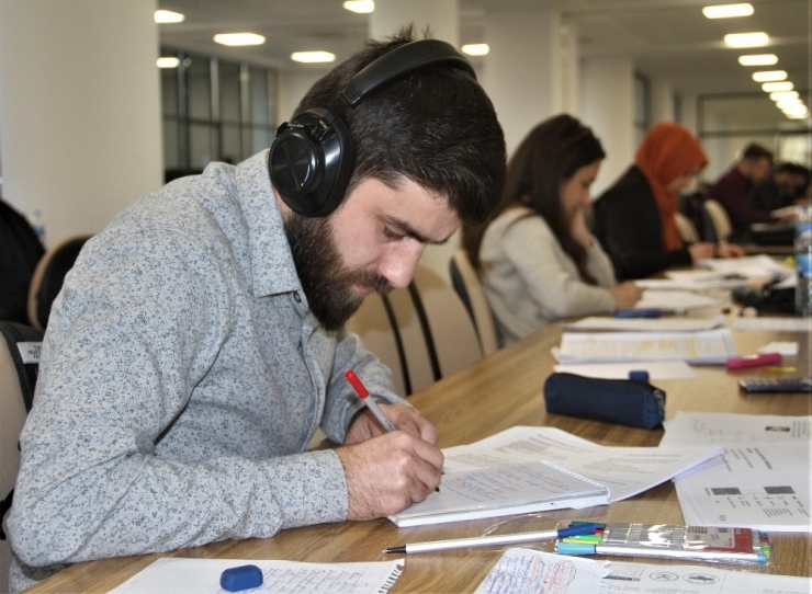 350 Bin Kitap Ve Materyalle Bölgenin En Büyük Kütüphanesi 24 Saat Öğrencilerin Hizmetinde