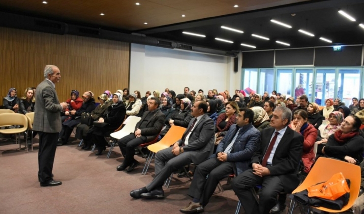 Erzincan’da "Ailem Ve Ben" Konulu Konferans Düzenlendi