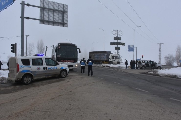 İnönü’de Freni Boşalan Kamyon 3 Araca Çarparak Durabildi