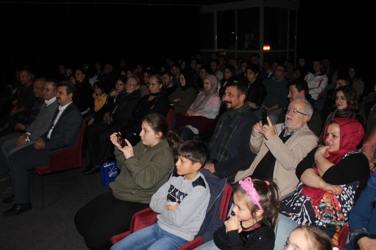 Genç Yetenekler “Beyoğlu’nda Gezersin” Oyunuyla Performanslarını Sergiledi