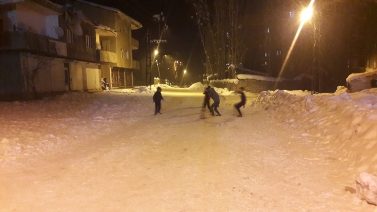 Yüksekova’da Çocukların Eksi 25 Derecede Futbol Aşkı