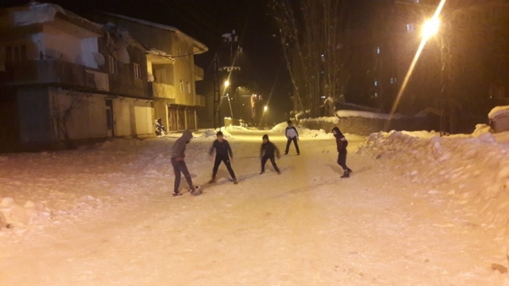 Yüksekova’da Çocukların Eksi 25 Derecede Futbol Aşkı