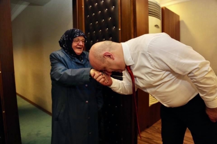 82 Yaşındaki Kadriye Teyze, 2 Yılda 30 Tekerlekli Sandalye Bağışladı