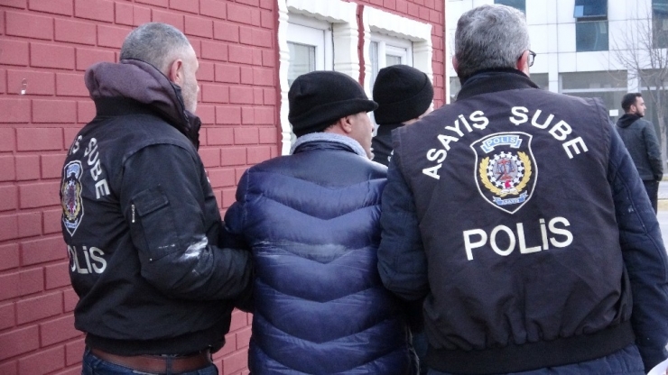 Eniştesi Ve Kız Kardeşini Katleden Polis Memuru Tutuklandı