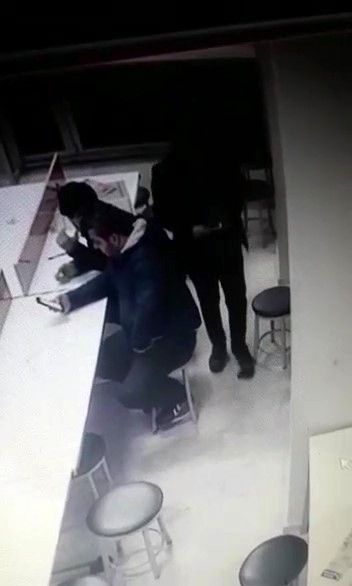 İki Şahsın Yere Düşen Cüzdanı Ayaklarıyla Çalma Çabası Kamerada