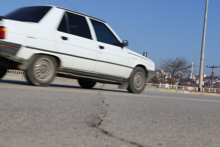 Çatlayan Yol Korkuttu