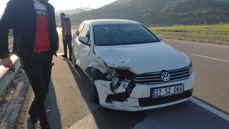 Çocuğunu Hastaneye Götürürken Kaza Yaptı: 1 Yaralı