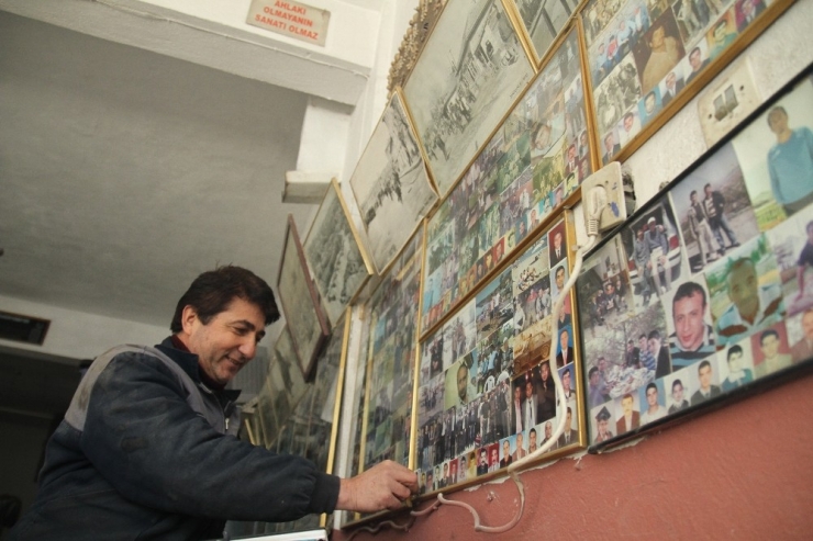 Kaporta Dükkanının Duvarlarını Müşteri Fotoğraflarıyla Süsledi