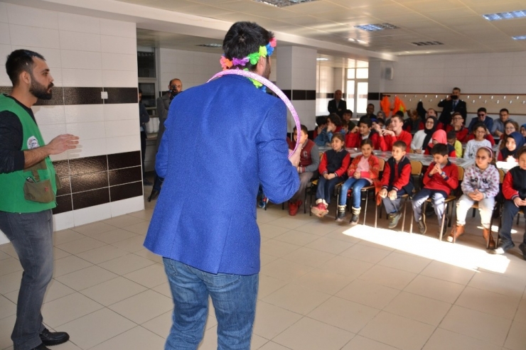 Medeniyet Okulu Tiyatrosu Görme Engelli Öğrencilerle Buluştu