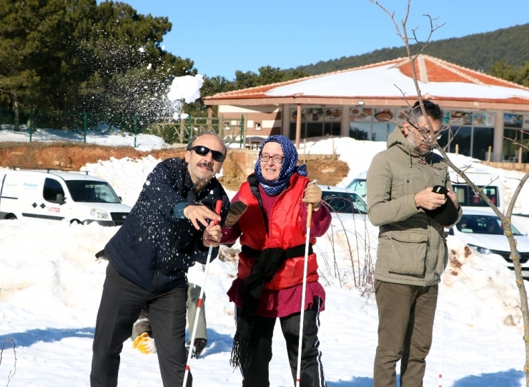 Görme Engelliler Kar Topu Oynamanın Mutluluğunu Yaşadı