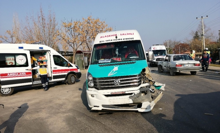 Manisa’da Minibüs İle Otomobil Çarpıştı: 4 Yaralı