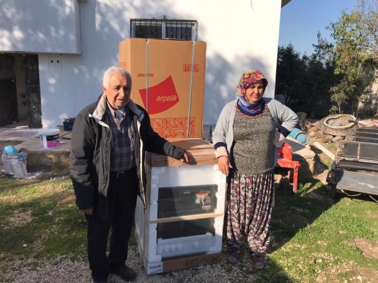 Mersin’de Yangında Zarar Gören Aileye Belediye Destek Verdi