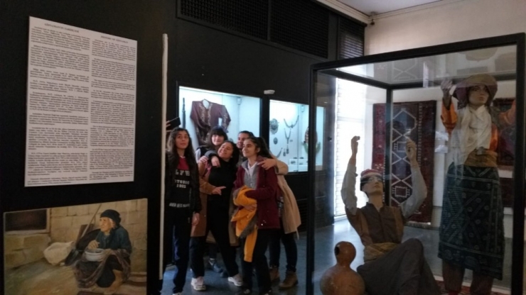 Bu Kez Müzeye Selfie İçin Geldiler