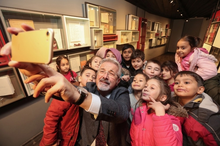 Başkan Erdem’den Müzede Selfie