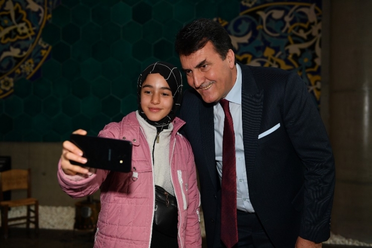 Öğrencilerin Başkan Dündar İle Selfie Yarışı