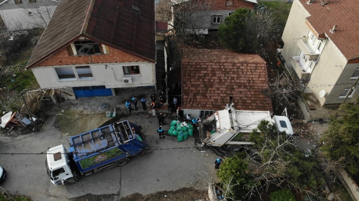 Pendik’te Bir Evden Yaklaşık 20 Ton Çöp Çıkarıldı