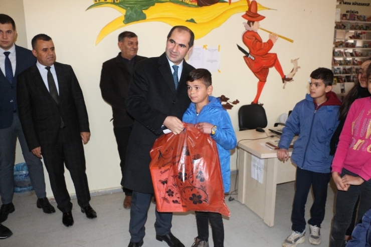 Silopi’de Öğrencilere Kışlık Giysi Yardımı