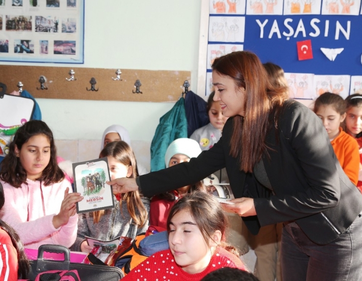 Toroslar Belediyesi, Öğrencilere Tarihi Çizgi Roman Kitabı Dağıtıyor